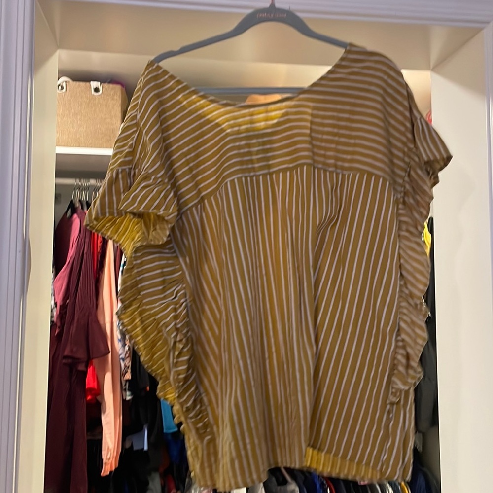 Adorable frilly striped top